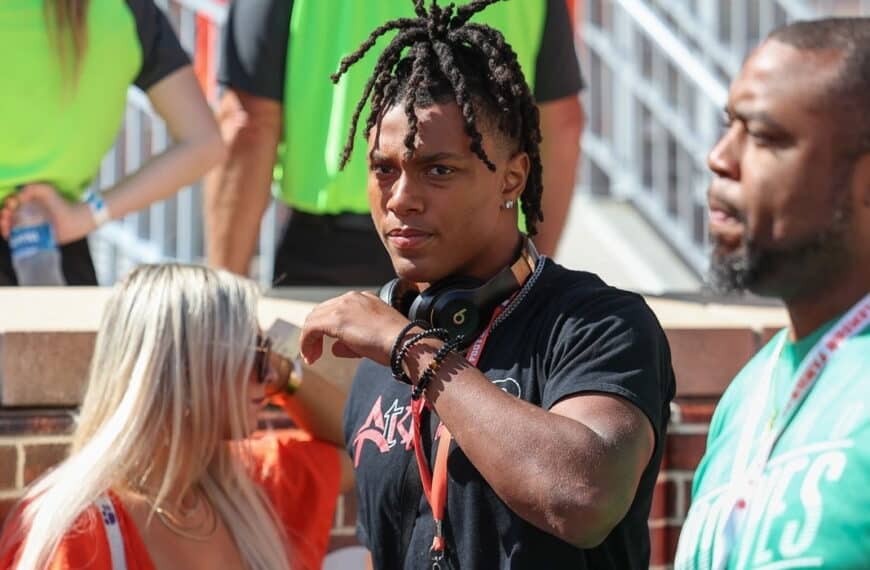 5-star LB commits to SEC school over Clemson